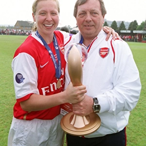 Jayne Ludlow (Arsenal) and Arsenal Manager Vic Akers with the European Trophy