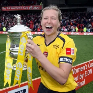 Gianna Luddo (Arsenal) con la Coppa dell'FA Gianna Luddo (Arsenal) con la Coppa dell'FA