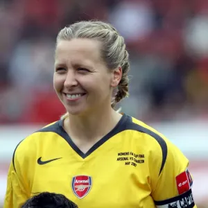 Gianna Lutola Celebra la vittoria dell'FA Cup di Arsenal (4-1 contro l'Arsenal del Charlton, 2007) Gianna Lutola Celebra la vittoria dell'FA Cup di Arsenal (4-1 contro l'Arsenal del Charlton, 2007)