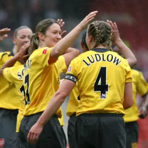 Gianna Lutollo e Ciera Granta: Celebra la vittoria dell'Arsenal nella finale della coppa nazionale Gianna Lutollo e Ciera Granta: Celebra la vittoria dell'Arsenal nella finale della coppa nazionale