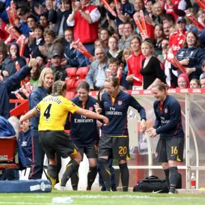Gianna Ludo e il team celebra la terza rete dell'Arsenal nella vittoria nel finale della Coppa d'Inghilterra contro l'Atletico di Charleton (2007) Gianna Ludo e il team celebra la terza rete dell'Arsenal nella vittoria nel finale della Coppa d'Inghilterra contro l'Atletico di Charleton (2007)