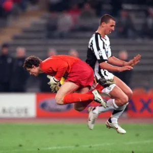 Jens Lehmann (Arsenal) collects the ball under presure from Zlatan Ibrahimovic (Juventus) Jens Lehmann (Arsenal) collects the ball under presure from Zlatan Ibrahimovic (Juventus)