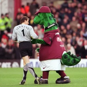 Jens Lehmann (Arsenal) with Gunner before the match Jens Lehmann (Arsenal) with Gunner before the match