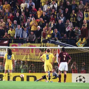 Jens Lehmann (Arsenal) saves Riquelmes penalty. Villarreal v Arsenal