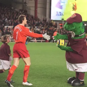 Jens Lehmann (Arsenal) shakes hands with Gunner before the match Jens Lehmann (Arsenal) shakes hands with Gunner before the match