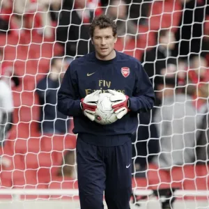 Jens Lehmann (Arsenal) warms up before the match