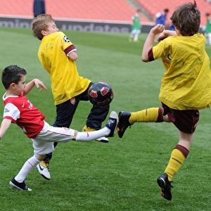 Jnr Gunner play on the pitch. Arsenal 1: 2 Aston Villa, Barclays Premier League