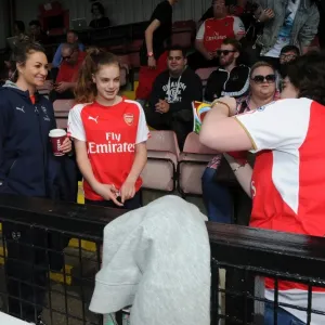 Jodie Taylor (Arsenal Ladies) meets the fans. Arsenal Ladies 2: 2 Notts County Ladies Jodie Taylor (Arsenal Ladies) meets the fans. Arsenal Ladies 2: 2 Notts County Ladies