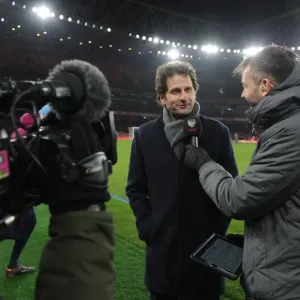Joe Montemurro at Half-Time: Arsenal Women's Manager in Action against Manchester City