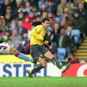 Jose Reyes (Arsenal) Liam Ridgewell (Aston Villa). Aston Villa 0: 0 Arsenal Jose Reyes (Arsenal) Liam Ridgewell (Aston Villa). Aston Villa 0: 0 Arsenal
