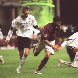 Jose Reyes (Arsenal) Pavel Pergl (Sparta). Arsenal 3: 0 Sparta Prague Jose Reyes (Arsenal) Pavel Pergl (Sparta). Arsenal 3: 0 Sparta Prague