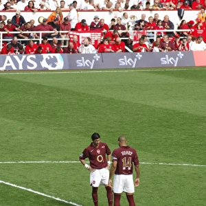 Jose Reyes and Thierry Henry (Arsenal) kick off the 2nd half