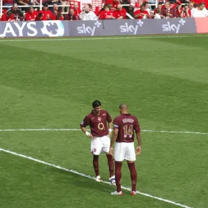 Jose Reyes and Thierry Henry (Arsenal) kick off the 2nd half