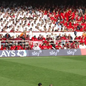 Jose Reyes and Thierry Henry kick off the 2nd half Print