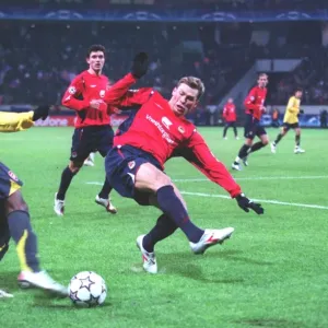 Justin Hoyte (Arsenal) Aleksei Berezutskiy (CSKA) Justin Hoyte (Arsenal) Aleksei Berezutskiy (CSKA)