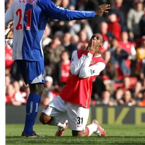 Justin Hoyte (Arsenal) goes close