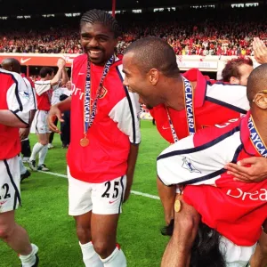 Kanu, Ashley Cole and Sylvain Wiltord celebrate. Arsenal 4: 3 Everton, F. A