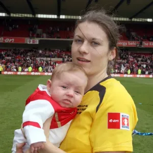 Karen Carney (Arsenal) e suo nipote Karen Carney (Arsenal) e suo nipote