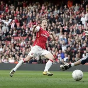 Karen Carney scores her and Arsenals 1st goal past Siobhan Chamberlian (Chelsea) Karen Carney scores her and Arsenals 1st goal past Siobhan Chamberlian (Chelsea)