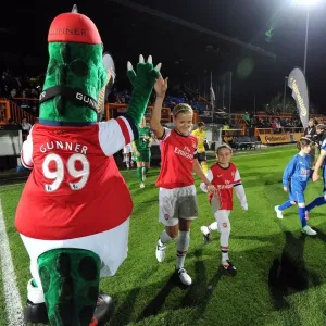 Katie Chapman (Arsenal) con el mascota. Arsenal Ladies 1: 0 Birmingham City