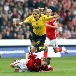 Kelly Smith (Arsenal) viene falciata da Maria Bertelli (Charlton) Kelly Smith (Arsenal) viene falciata da Maria Bertelli (Charlton)