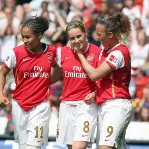 L'ancienne internationale Kelly Smith célèbre son premier but de l'Arsenal avec la capitaine du Canada, Lianne Sanderson L'ancienne internationale Kelly Smith célèbre son premier but de l'Arsenal avec la capitaine du Canada, Lianne Sanderson