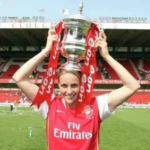 Kelly Smith avec la Coupe de l'Angleterre féminine : La victoire d'Arsenal en finale de la Coupe Féminine anglaise (4-1 contre le Leeds United, 2008) Kelly Smith avec la Coupe de l'Angleterre féminine : La victoire d'Arsenal en finale de la Coupe Féminine anglaise (4-1 contre le Leeds United, 2008)