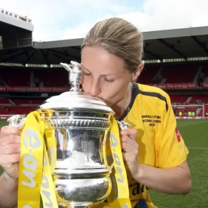 Kelly Smith con la Coppa della Federazione Inglese delle Donne : vittoria dell'Arsenal nella finale della Coppa Femminile inglese del 2007 Kelly Smith con la Coppa della Federazione Inglese delle Donne : vittoria dell'Arsenal nella finale della Coppa Femminile inglese del 2007