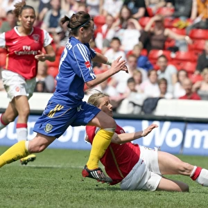 Kelly Smith scores Arsenals 1st goal past Alex Culvin (Leeds)
