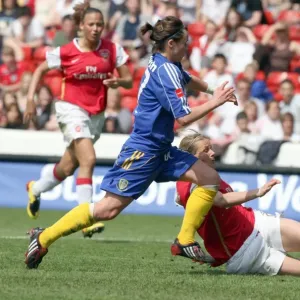 Kelly Smith scores Arsenals 1st goal past Alex Culvin (Leeds) Kelly Smith scores Arsenals 1st goal past Alex Culvin (Leeds)