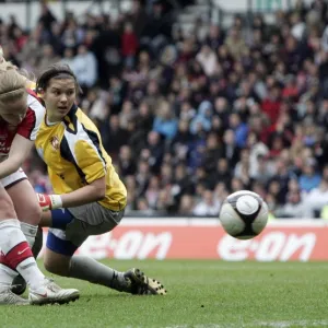 Kim Little scores Arsenals 2nd goal past Helen Alderson (Sunderland)