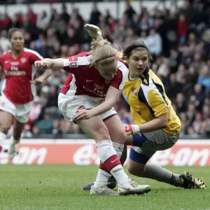 Kim Little anota el segundo gol de Arsenal pasado a Helen Alderson (Sunderland).