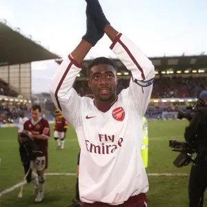 Kolo Toure (Arsenal) claps the fans as he leave the pitch Kolo Toure (Arsenal) claps the fans as he leave the pitch