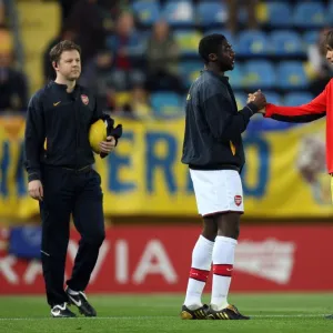 Kolo Toure (Arsenal) Robert Pires (Villarreal) before the match