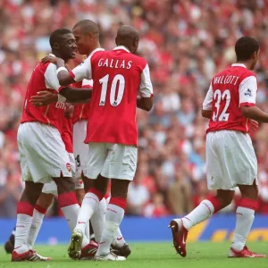 Kolo Toure celebrates Arsenals 1st goal