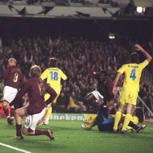 Kolo Toure scores Arsenals 1st goal. Arsenal 1: 0 Villareal