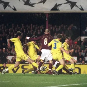 Kolo Toure slides in to score Arsenals 1st goal. Arsenal 1: 0 Villarreal