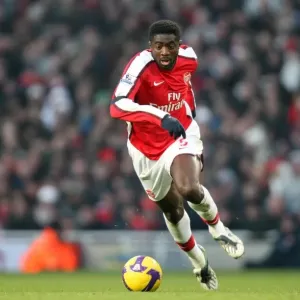 Kolo Toure: The Unyielding Defender in Arsenal's 0-0 Stalemate Against West Ham United, Barclays Premier League, Emirates Stadium (January 2009)