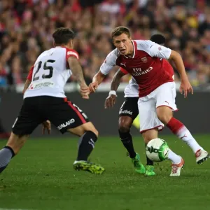 Krystian Bielik Clashes with Chris Herd: Sydney Wanderers vs. Arsenal (2017-18)