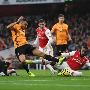 La confrontation Lacazette contre Saïss : un match de championnat de la Première Liga à l'Emirates Stadium
