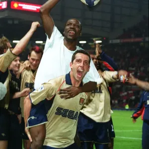 Lauren y Edu celebran la victoria del campeonato de Arsenal después del partido