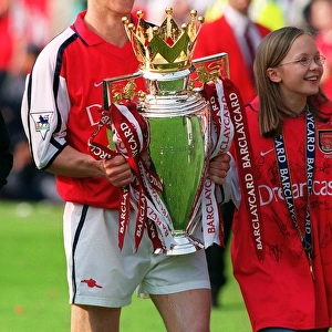 Lee Dixon holds the Premiership trophy after the match. Arsenal 4: 3 Everton, F