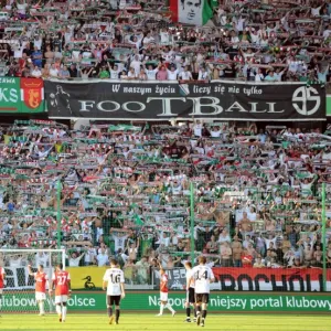 Los aficionados del Leiga de Varsovia celebran la victoria por 5 a 6 sobre el Arsenal en Varsovia, Polonia