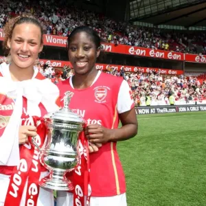 Lianne Sanderson et Anita Asante (Arsenal) avec la Coupe de l'Association nationale du football anglais. Lianne Sanderson et Anita Asante (Arsenal) avec la Coupe de l'Association nationale du football anglais.