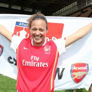 Lianne Sanderson (Arsenal) celebrates winning the FA Cup