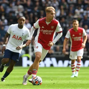 London Derby Showdown: Emile Smith Rowe in Action for Arsenal against Tottenham Hotspur