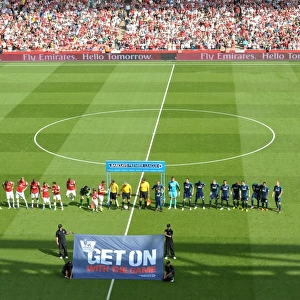 LONDON, ENGLAND - AUGUST 18: The Arsenal and Sunderland teams line up before the Barclays Premier League match between Arsenal and Sunderland at Emirates Stadium on August 18, 2012 in London, England. : Arsenal Football