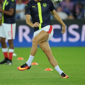 Lucas Perez of Arsenal Prepares for PSG Showdown at Parc des Princes, 2016