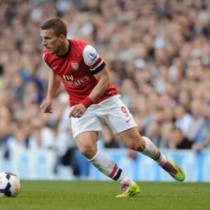 Lukas Podolski Faces Off: Tottenham Hotspur vs. Arsenal, Premier League 2013-14 Lukas Podolski Faces Off: Tottenham Hotspur vs. Arsenal, Premier League 2013-14