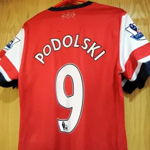 La camiseta de Lukas Podolski en el vestuario del Arsenal, marcando un gol a Southampton con una puntuación final de 6-1 en la Barclay's Premier League La camiseta de Lukas Podolski en el vestuario del Arsenal, marcando un gol a Southampton con una puntuación final de 6-1 en la Barclay's Premier League